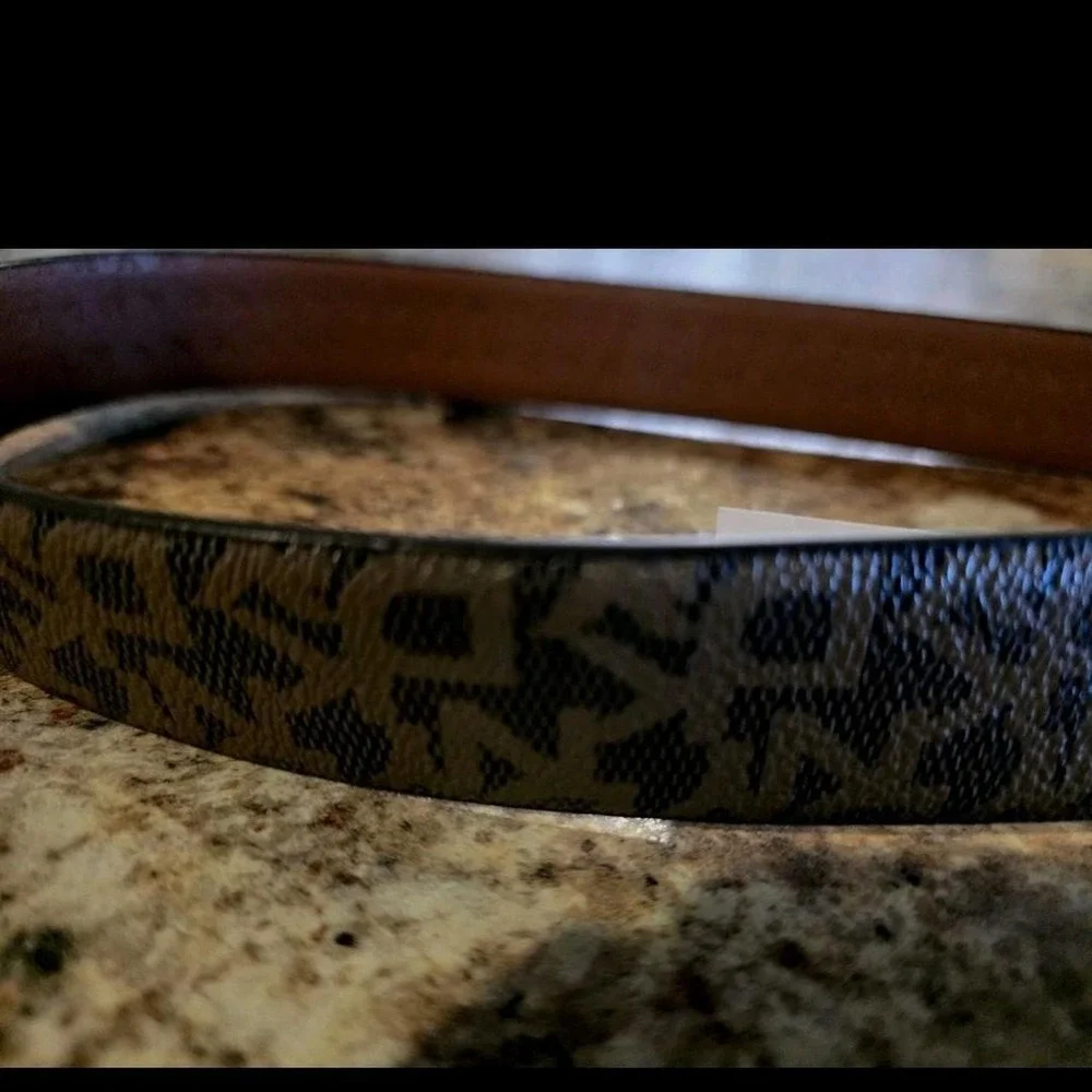 DKNY LARGE BELT.LEATHER WITH SILVER BUCKEL. Faux Fur. Leopard print.